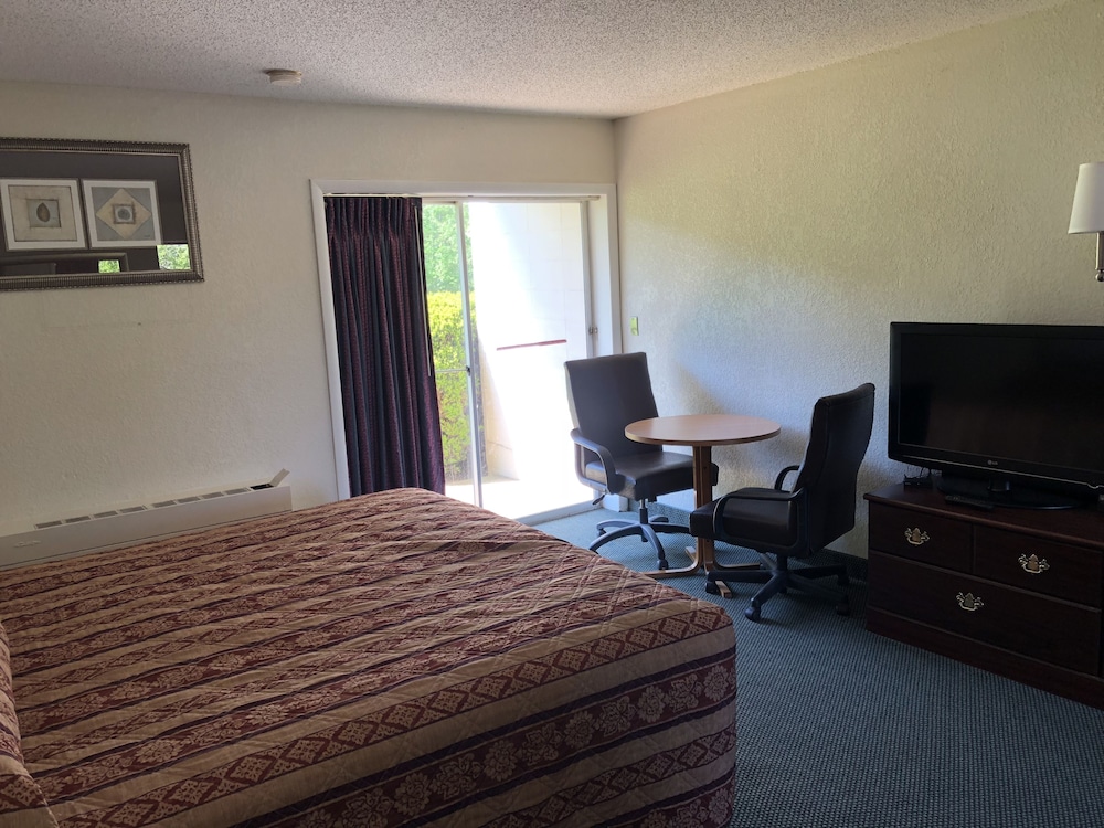 Staunton Vacations - Hometown  Inn - Property Image 10