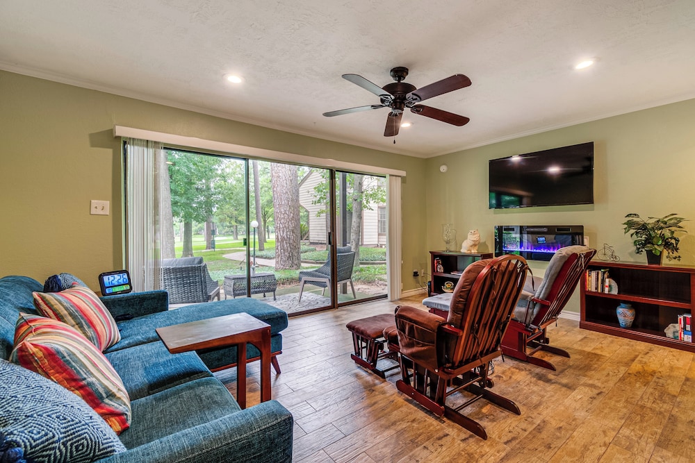 Walk to Lake Conroe - Condo w/ Community Perks!