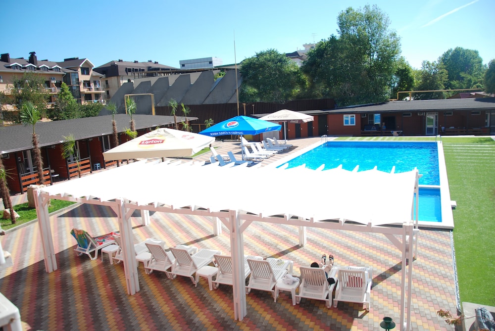 Peak Season Hotel