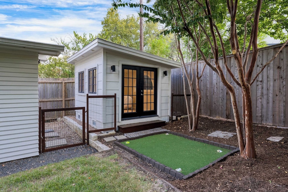 Modern Austin Home w/ Pool, Putting Green & Coffee Nook Townes Retreat by Avantstay