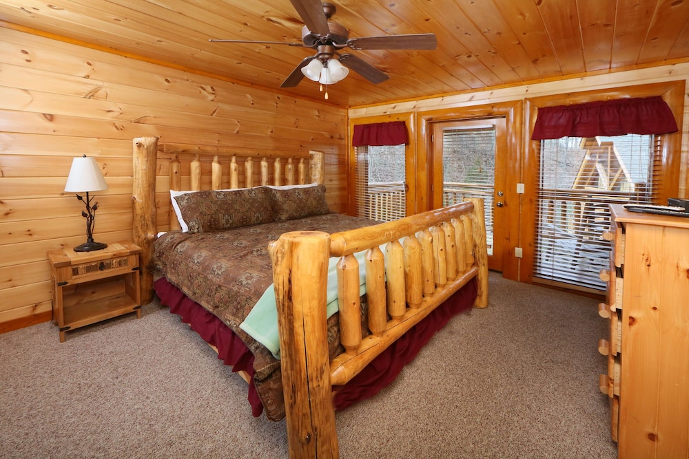 Smoky Mountain Cinema - Six Bedroom Cabin view 3