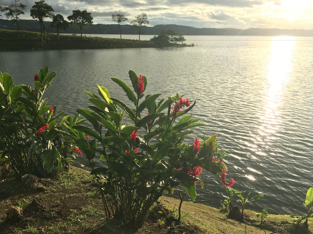 BlueBay Bugenvil Lake Lodge