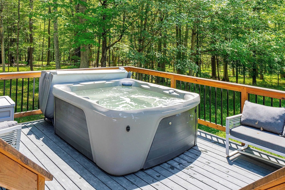 Pool+hot Tub, Firepit Near Hikes, Shops, Dining Cragswood Lodge by Avantstay