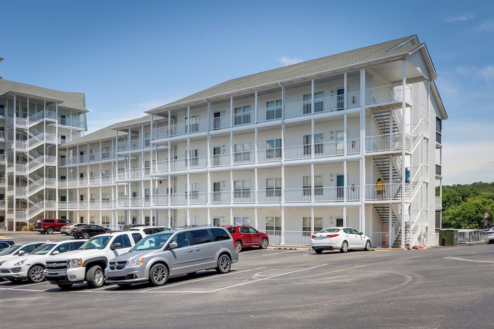 5th-floor Lakefront Condo: Elevator + Pool Access!