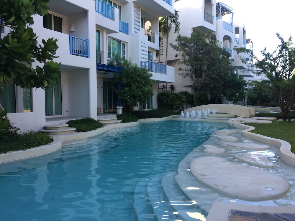 The Che Pool Access Beachfront Condo by Away