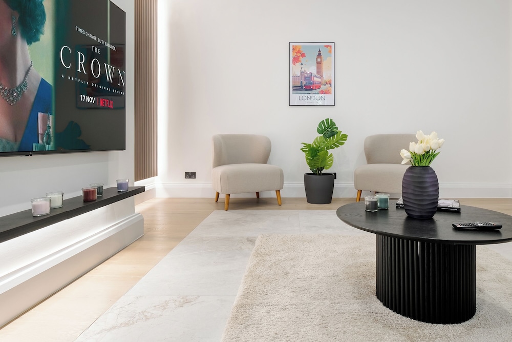Luxury Oasis in South Kensington WITH AC