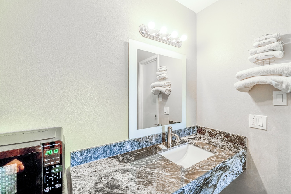 Regency Inn By OYO Rockdale TX
