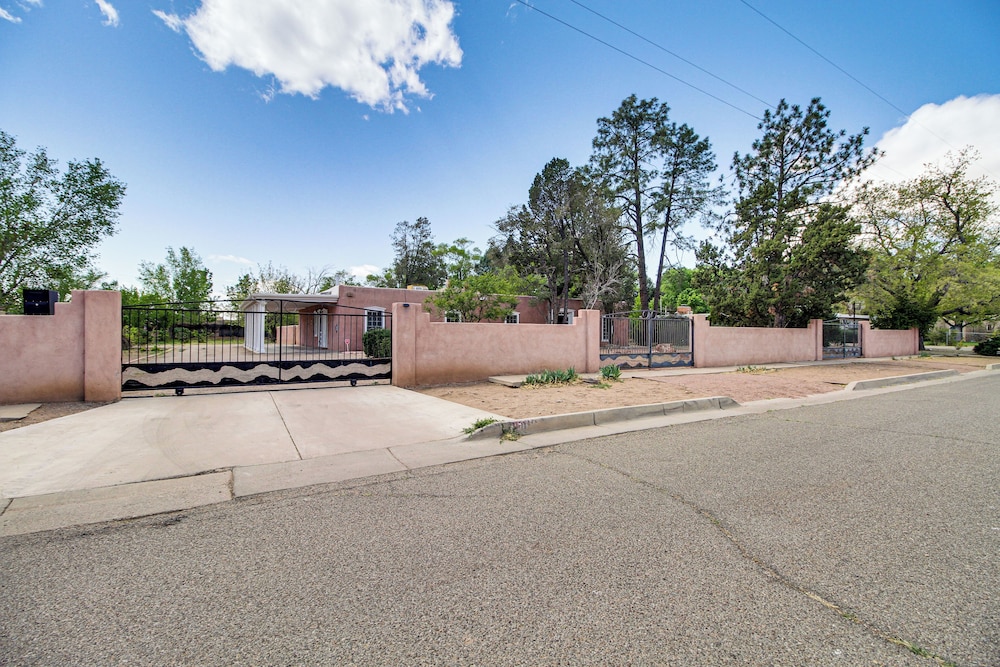 3 Mi to Zoo & Garden: Spacious Albuquerque Home