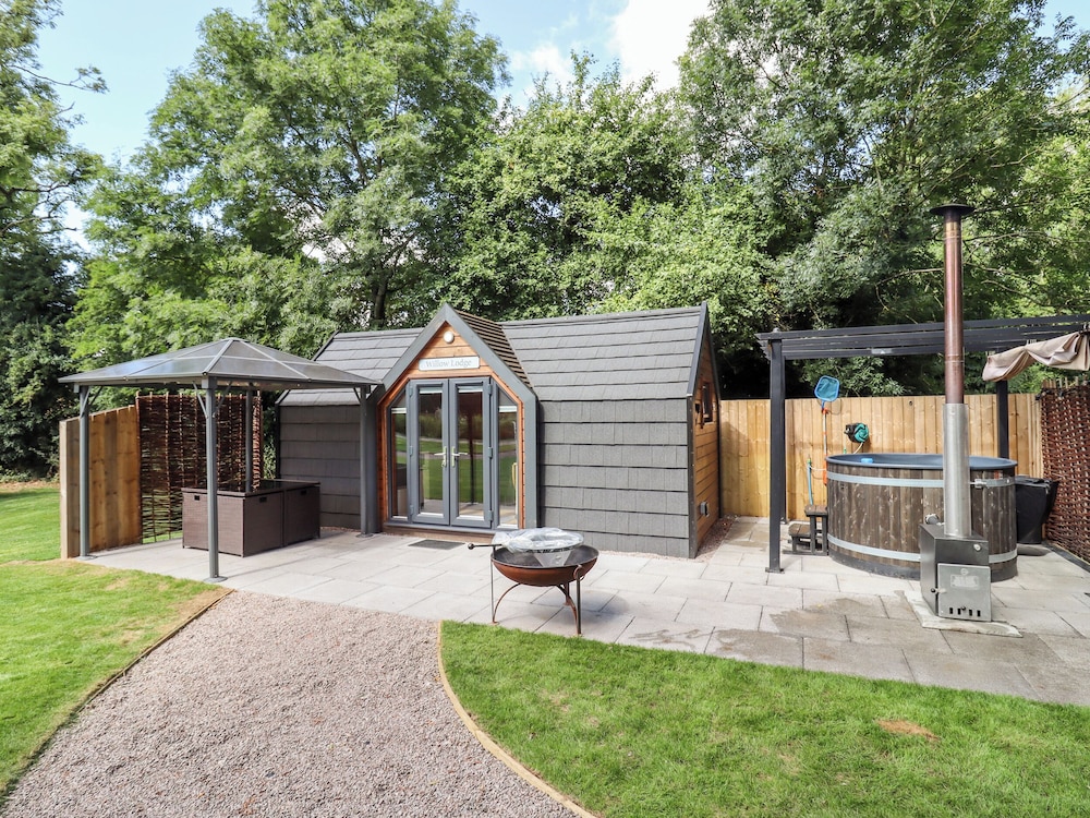 Willow Lodge At Bridge Lake Farm & Fishery
