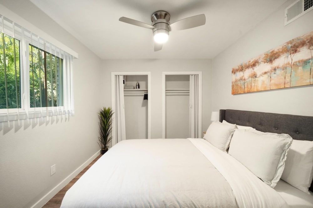 Stylish 1BR Near UT Brentwood Evonify view 3