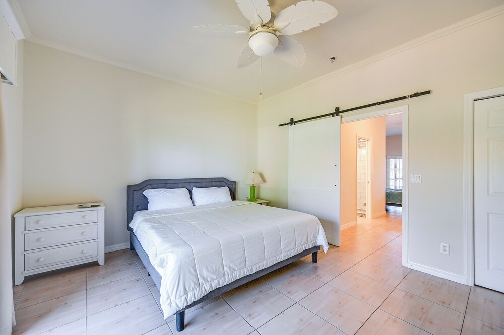 Sail + Soak: Naples Condo w/ Heated Pool Access