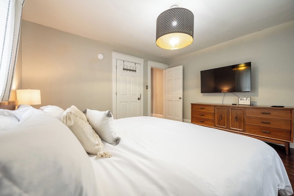 Spacious Duplex for 14 in Downtown