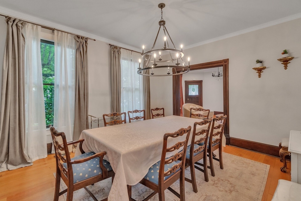 Orting Manor - Charming And Historic! 6 Bedroom Residence by Redawning view 4