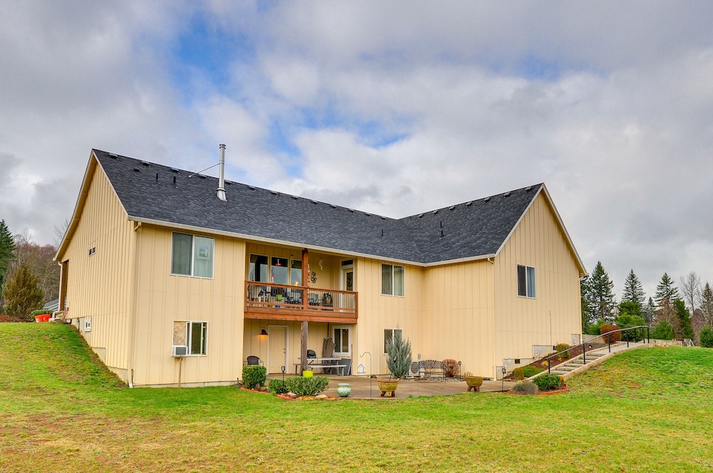Mountain-view Yacolt Apartment w/ Private Patio! view 4