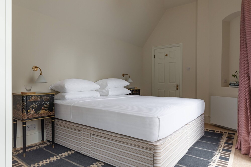 Tite Street IX by Onefinestay