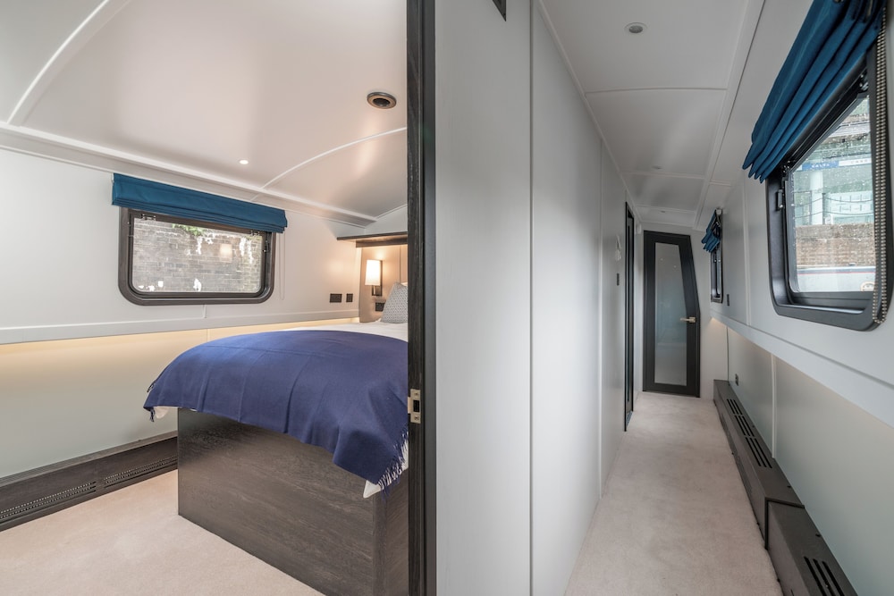 Elegant houseboat near Canary Wharf