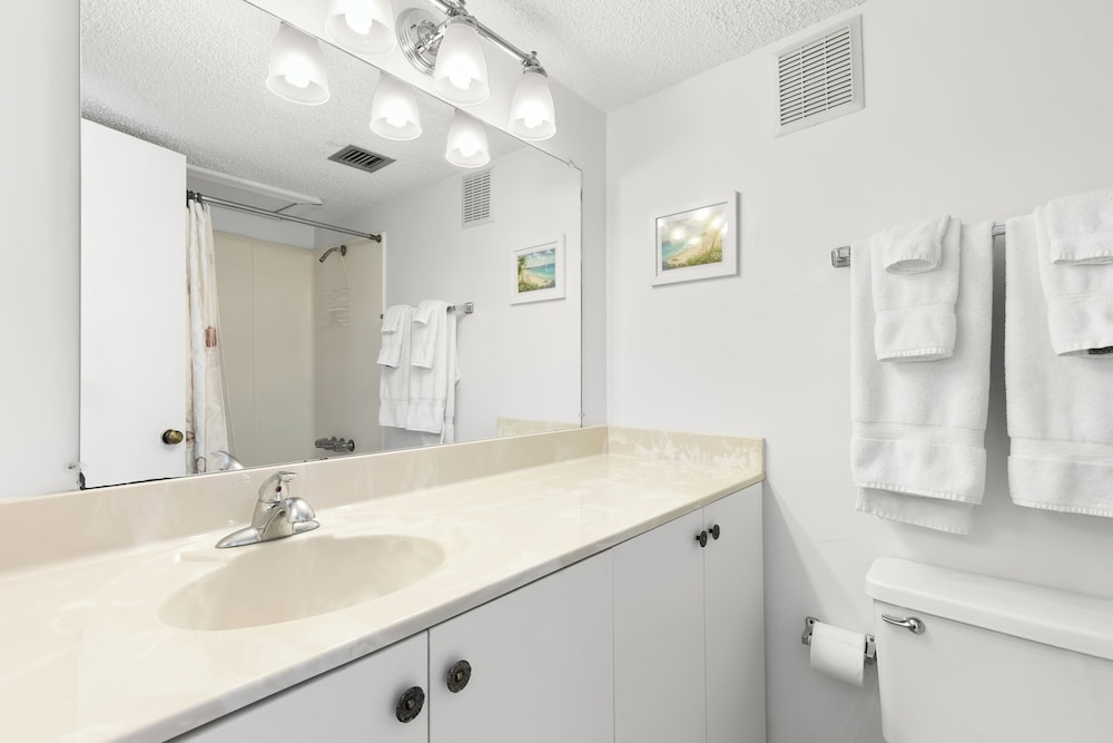 Madeira Beach Yacht Club 151H by Distinctive Beach Rentals