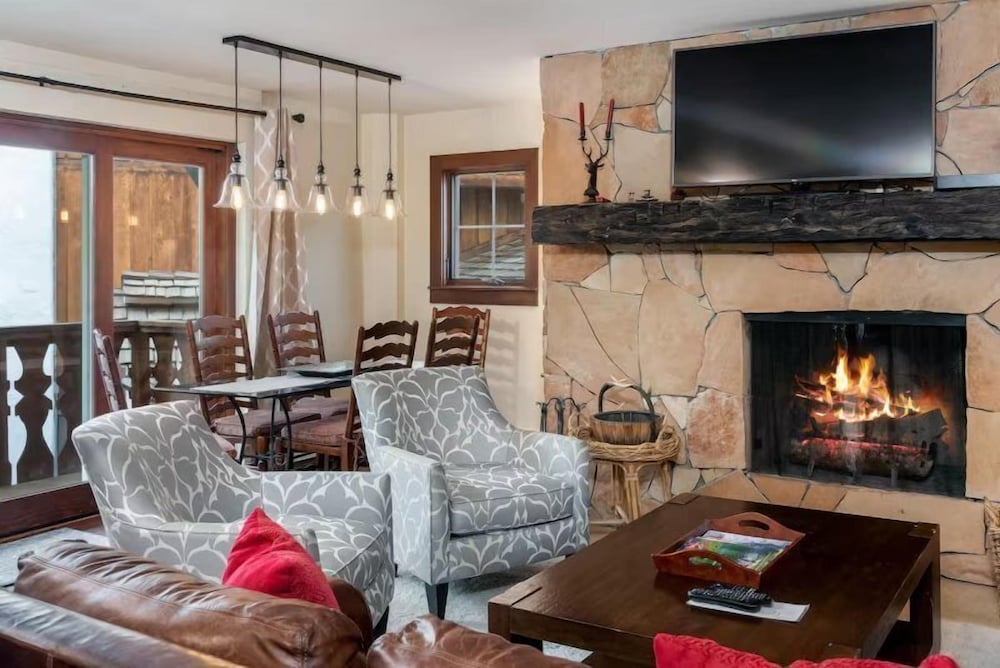 Modern 2 Bedroom Condo at the Base of Vail Mountain Next to Gondola One