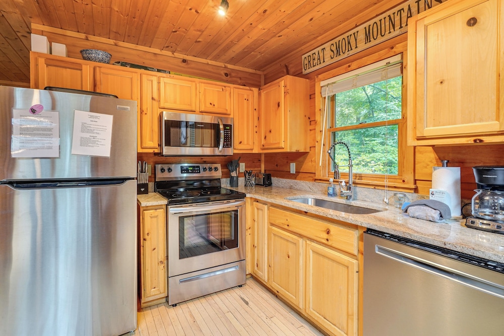 Hot Tub & Game Area: Rustic Cabin 5 Mi to Gsmnp