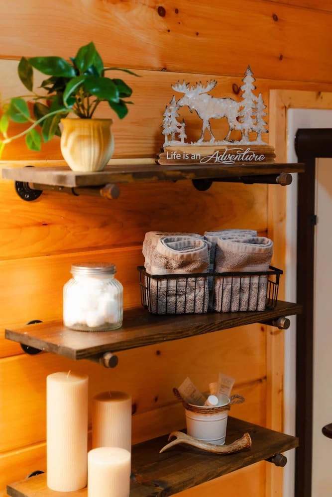 Sleeps 16! Luxury Cabin With Game Room & Hot Tub