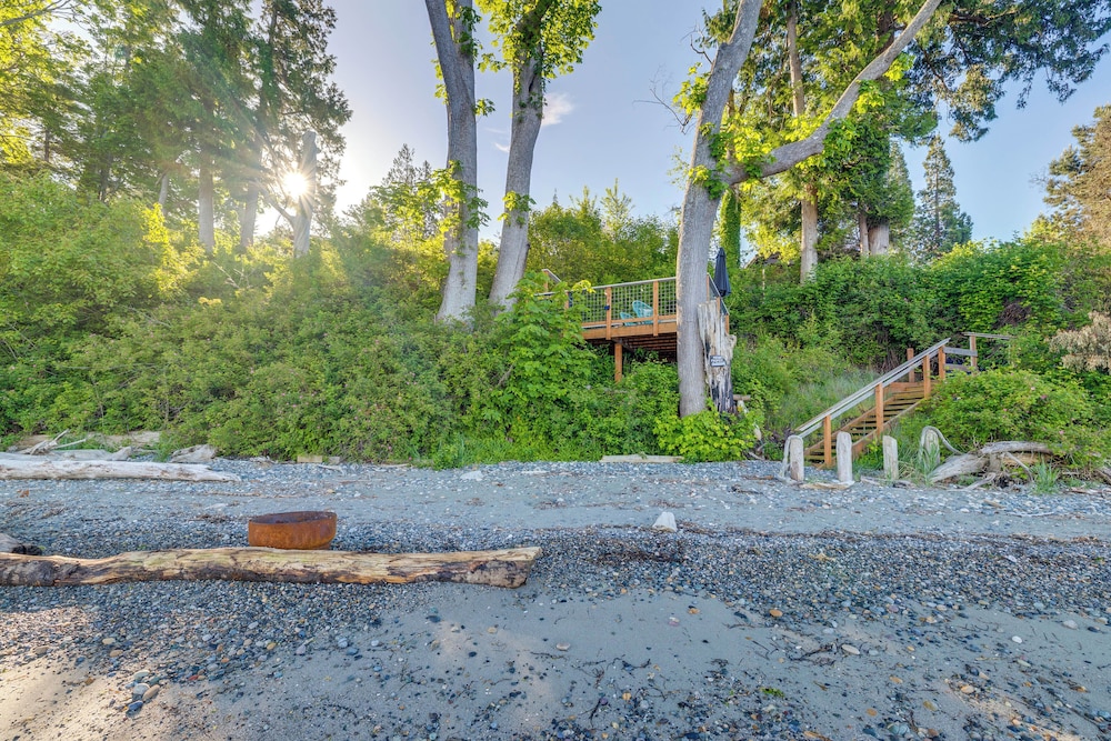 Stunning Semiahmoo Bay Views: Spacious PNW Home