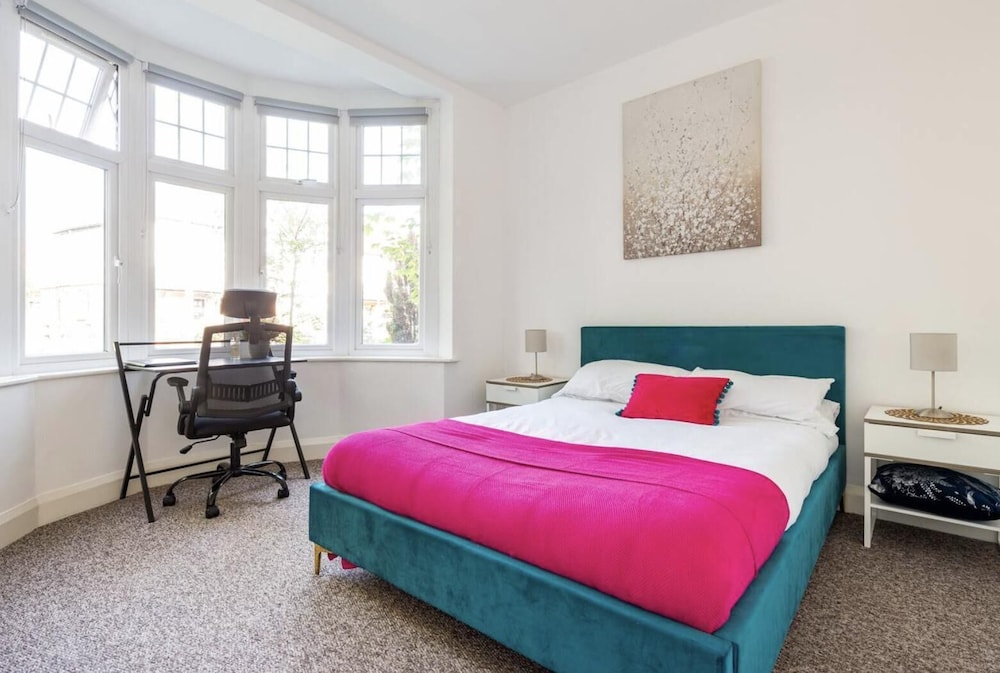 Beautiful 1-bed Apartment With Garden in London view 2