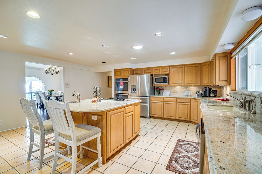 4 Mi to River: Umpqua Valley Villa w/ Fire Pit!