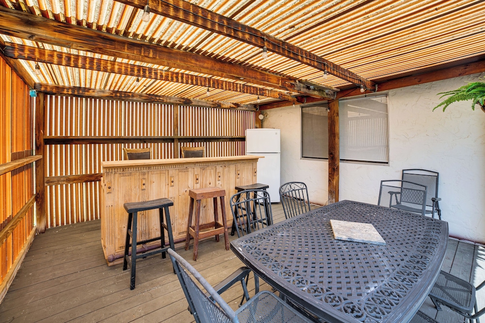 Fenced Yard & Outdoor Bar: Hillside Paicines Home!