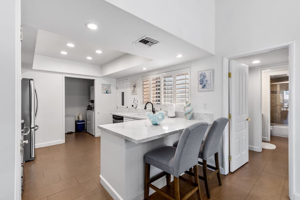Desert Flower- Ironwood CC Condo Pool Spa