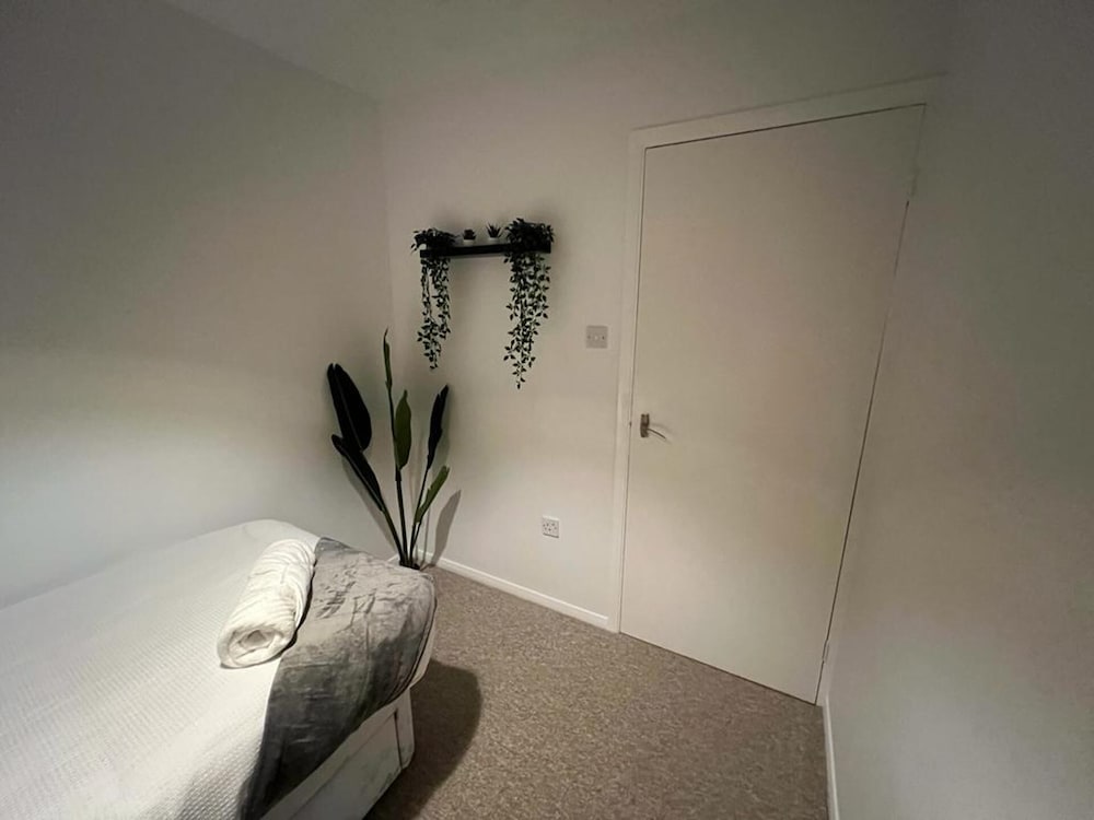 Impeccable 2-bed Apartment in Grays, London view 5