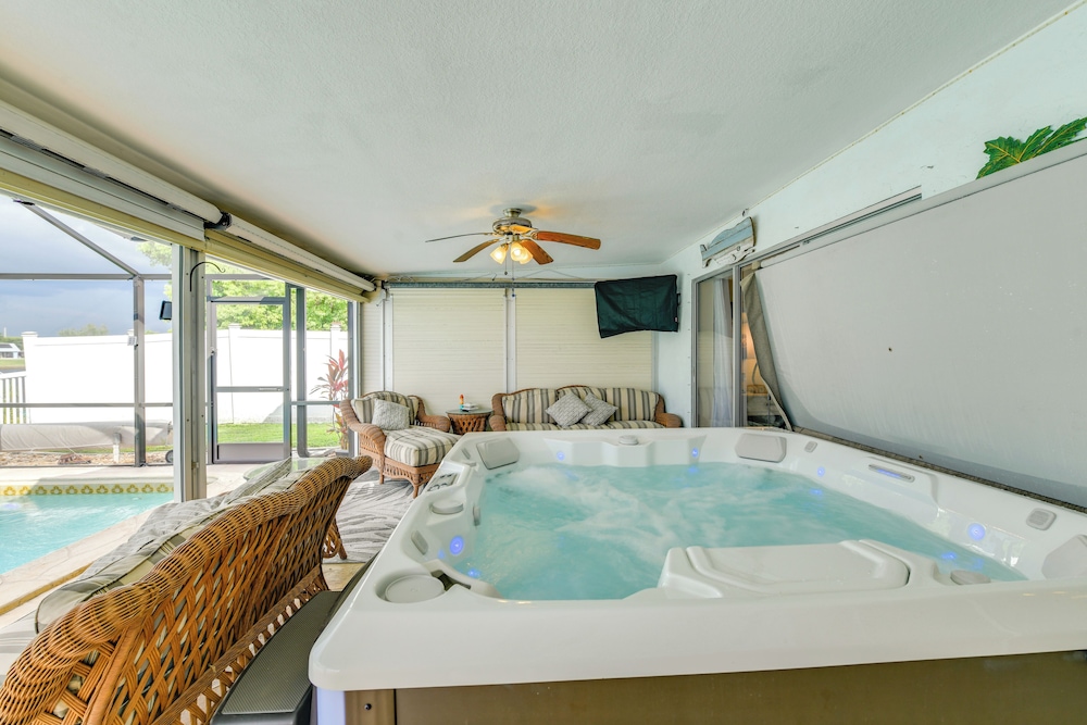 Fish, Swim & Relax: Canal-front Port Charlotte Gem