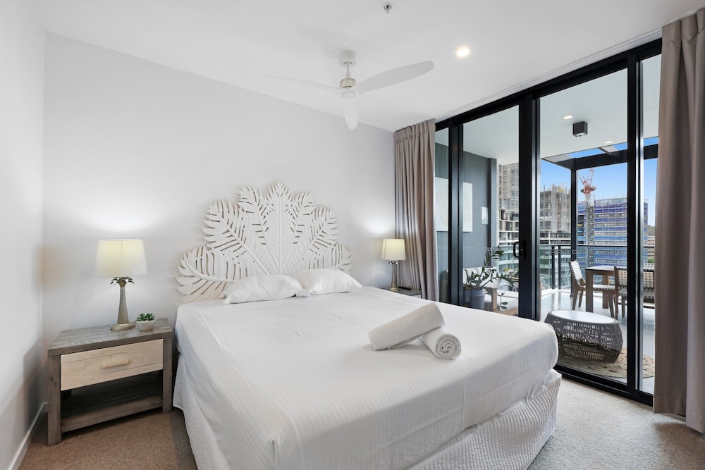 Luxe Beachfront 2-bed With Gym, Pool & Views