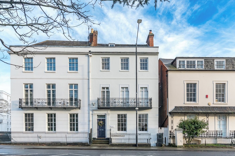 Elegant Townhouse&Basement in Leamington