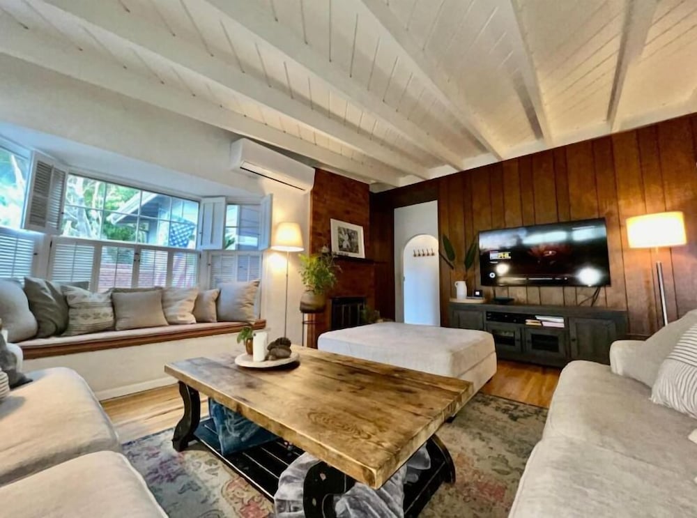 New Cozy Studio 2 Queen Beds, Kitchen Walk to Water