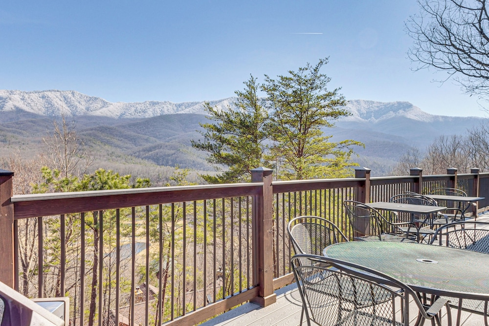Smoky Mtn Views: Spacious Home Near Nat'l Park!