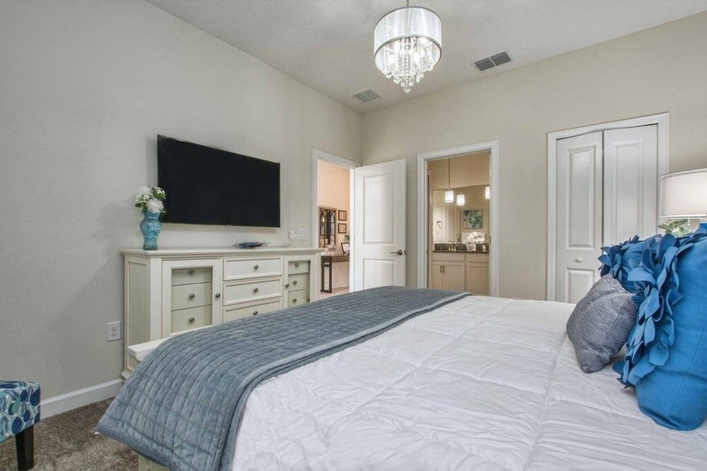 Storey Lake 8 Bed Lake Front Pool & Spa - 1684str 8 Bedroom Home by RedAwning