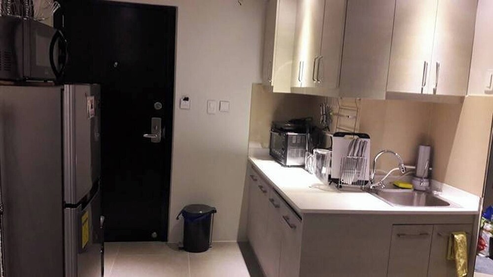 Araneta Cubao No Brown Outs 1BR Furnished Condo With Balcony Free Wifi Netflix
