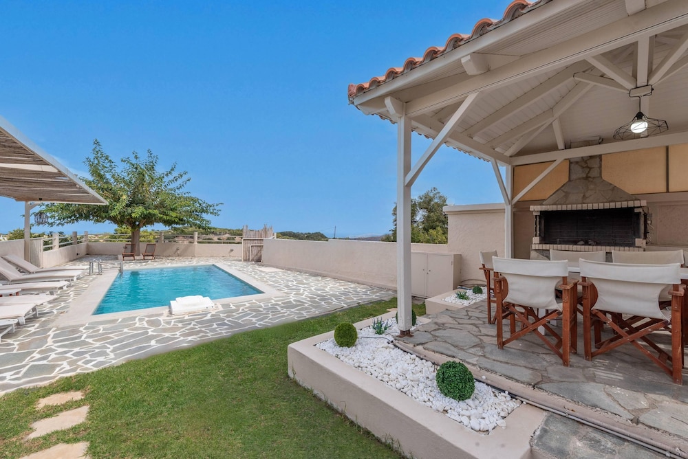 Villa Dimitra With Swimming Pool