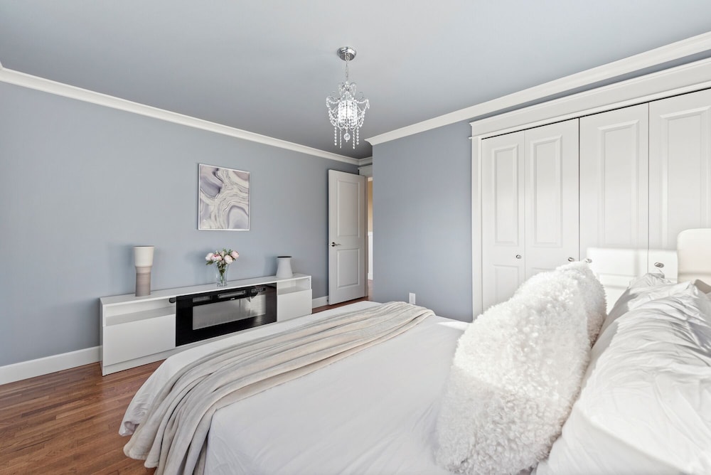 Renton Lakeside Oasis, Lakeview, 4B 2.5B, Spacious