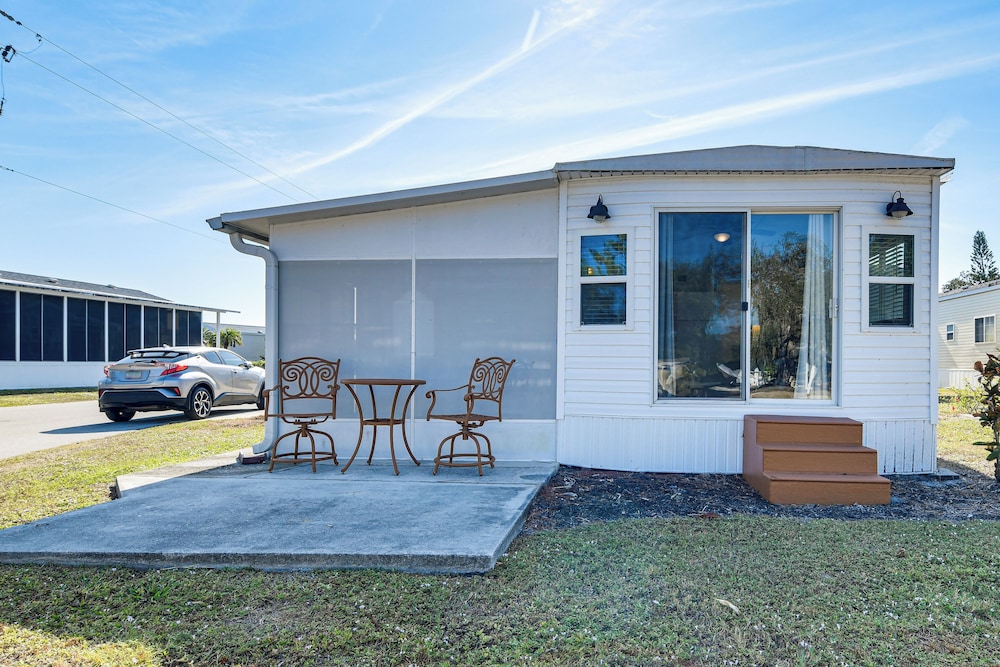 Resort Amenities, 7 Mi to Dtwn: Sarasota Home!