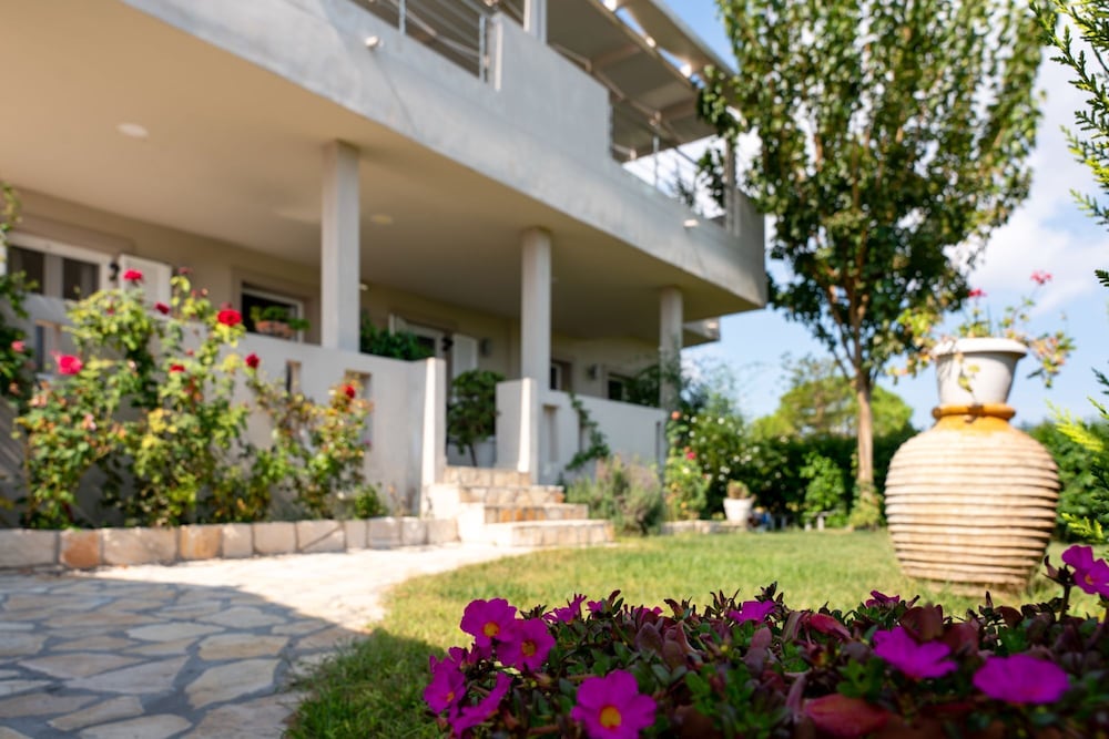 Tesys Studios & Apartments