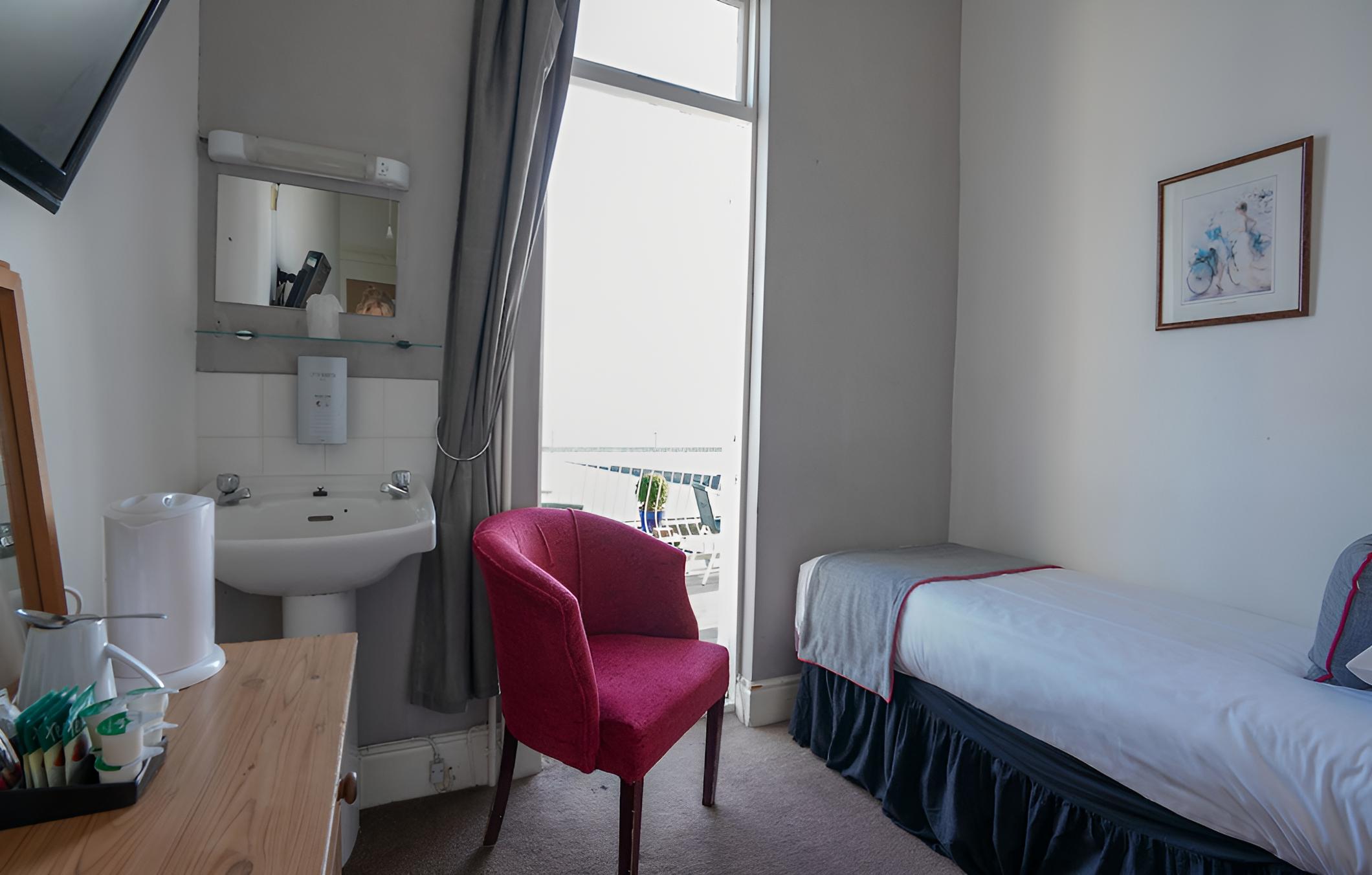 OYO Shanklin Beach Hotel