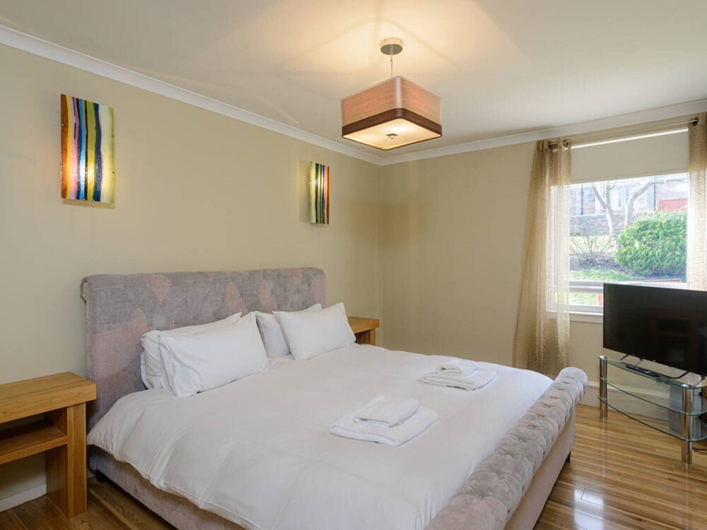 Corrin - Chic 1 Bedroom Apartment view 2