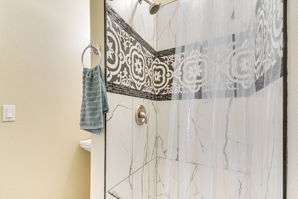 Golf, Fish & More: Cozy Safari Unit in Atwater!