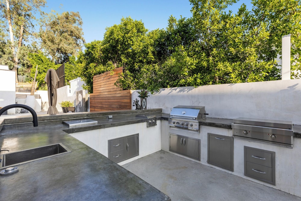 Melvin - Modern Contemporary Estate w/ Backyard + Pool & Spa