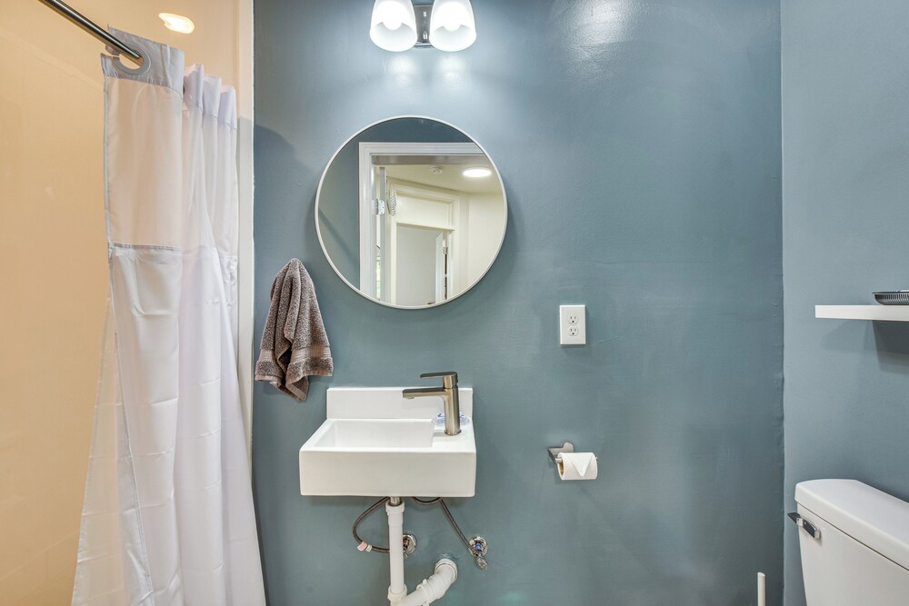 4 Mi to Clemson : Pet-friendly Seneca Cottage