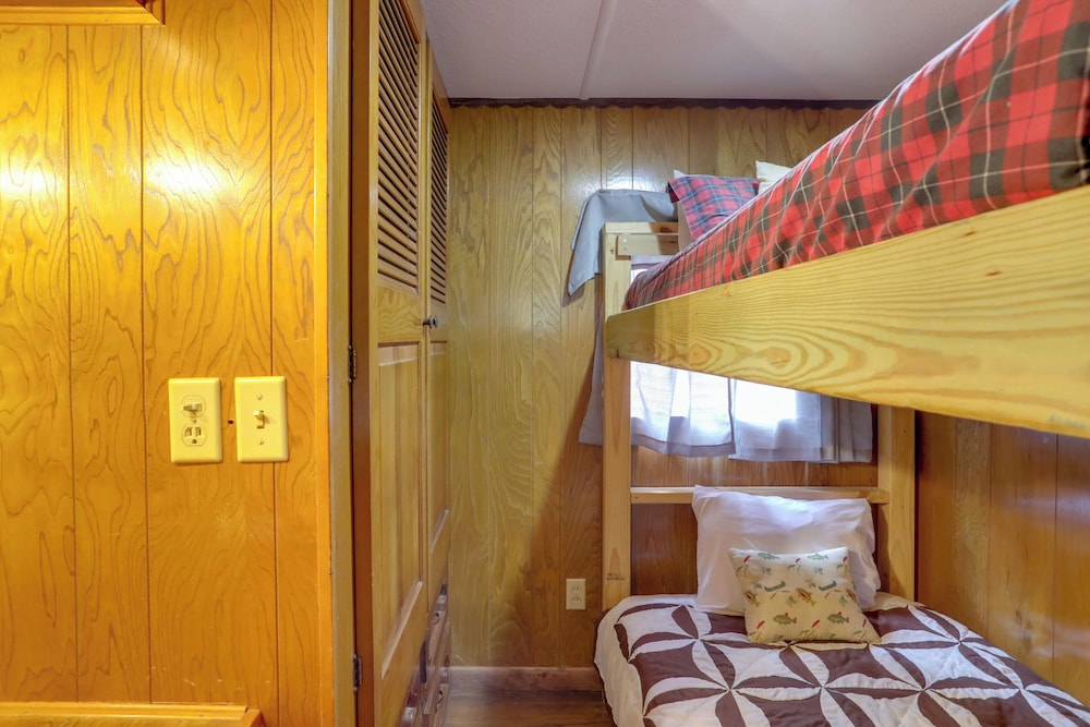 Greers Ferry Lake Escape: Cabin w/ Pool Access