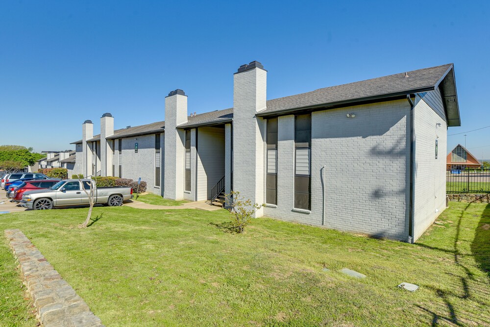 6 Mi to At&t Stadium: Grand Prairie Apt w/ Balcony view 4