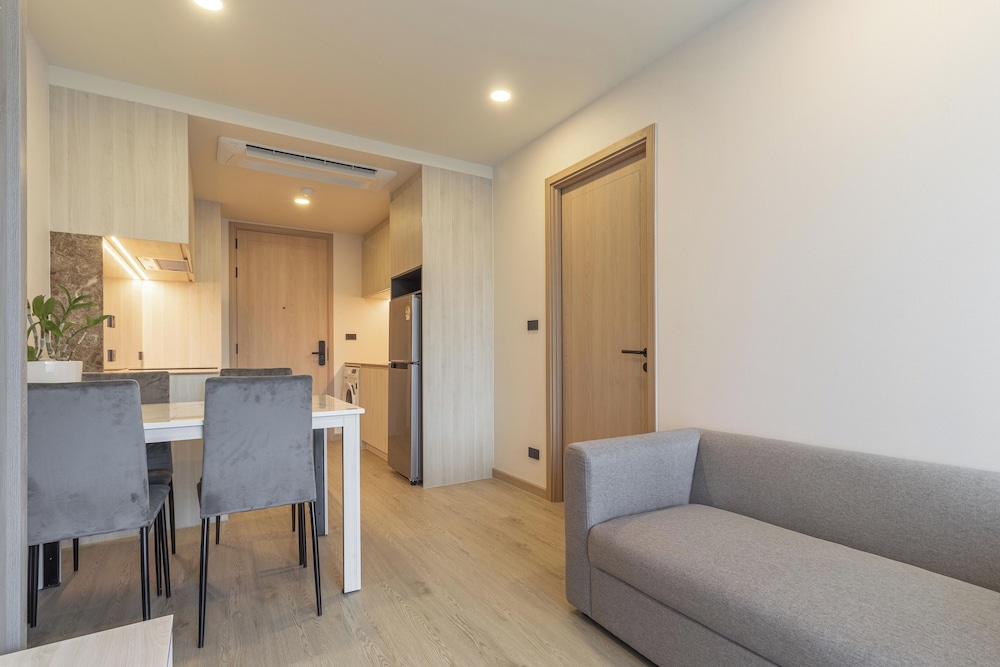 1BR with Pool Gym Great Location C246