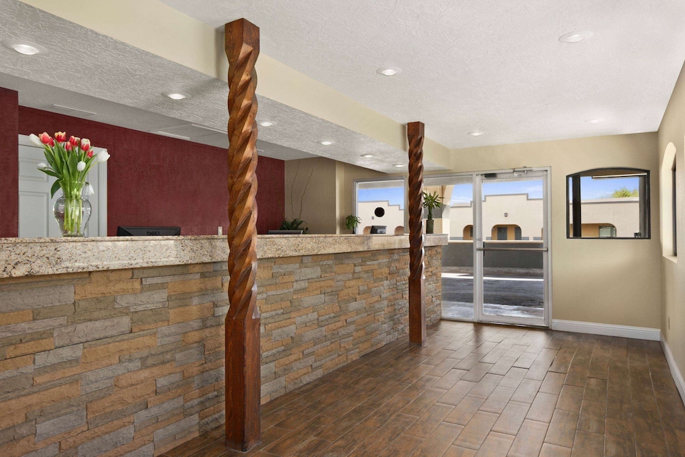 Clovis Vacations - Travelodge by Wyndham Clovis - Property Image 2